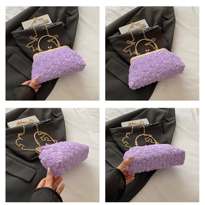 Detailansicht der eleganten lila Abendtasche mit 3D-Rosen und goldener Metallkette