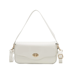 Minimalistische beige Baguette-Schultertasche mit gewellter Klappe und goldenem Drehverschluss