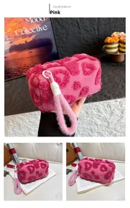 Vistas detalladas del neceser de peluche rosa con corazones de jacquard y asa suave