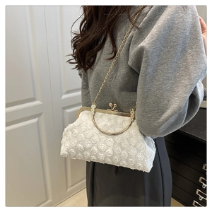 Elegante weiße Spitzen-Clutch mit goldener Kette, von einem Model getragen präsentiert