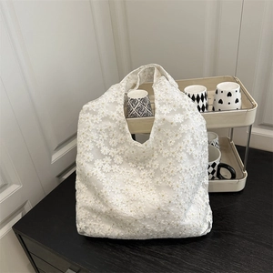 Sac fourre-tout élégant en dentelle blanche avec broderie marguerite et décor chic