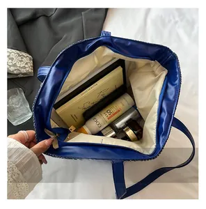 Vista dall'alto dello spazioso interno della borsa tote blu con tasca a zip