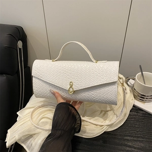 Borsa a tracolla da donna in pelle intrecciata bianca con fibbia dorata e manico