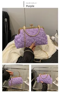 Detailansicht einer lila Abendtasche mit Blumenstruktur und goldener Metallkette