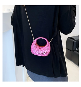 Moderne rosa Acryl-Umhängetasche mit Steppmuster und Goldkette am Modell getragen