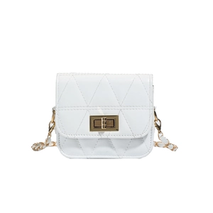 Sac bandoulière blanc matelassé avec chaîne dorée et fermoir rotatif métallique