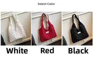 Détails du tissu des sacs cabas en toile blanc, rouge et noir avec motifs à pois