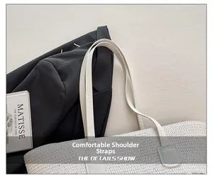 Détail de la bandoulière confortable sur un sac cabas matelassé minimaliste à texture tissée