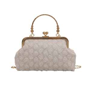 Elegante cremeweiße Abendtasche aus Rosenspitze mit verziertem goldenem Metallgriff