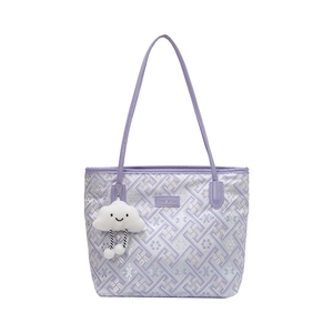 Borsa tote lavanda stile etnico con ricami geometrici e ciondolo a nuvola bianca