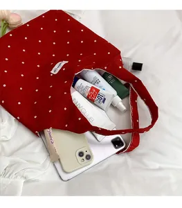 Détail de l'intérieur du sac cabas rouge à fleurs avec un grand espace de rangement utile