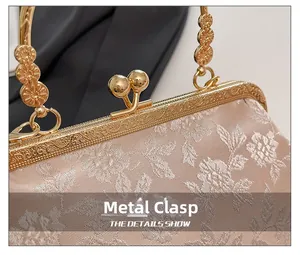 Détail du fermoir en métal et du tissu de brocart floral sur un sac de soirée vintage