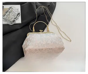 Détails du sac de soirée vintage en jacquard avec poignée dorée et bandoulière chaîne