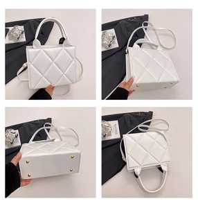 Vues détaillées du sac cabas blanc matelassé avec pieds dorés et texture de la matière