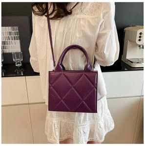 Détail du sac cabas en cuir matelassé violet avec poignée ronde et bandoulière
