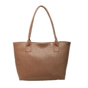 Sac fourre-tout tressé marron pour femme avec fines lanières sur fond blanc épuré