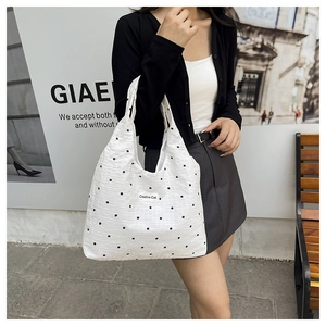 Sac fourre-tout en toile à pois avec écusson porté à l'épaule dans un style urbain