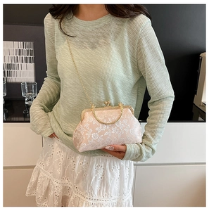 Gros plan d'un sac de soirée en jacquard rose avec poignée ronde dorée élégante