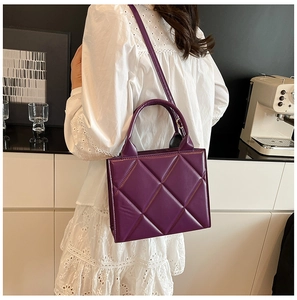 Vue détaillée du sac cabas matelassé violet avec motif en losange et poignée élégante