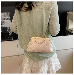 Broderie détaillée de fleurs blanches sur sac beige vintage avec poignée dorée chic