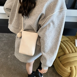Petit sac bandoulière minimaliste en cuir texturé crème pour téléphone portable