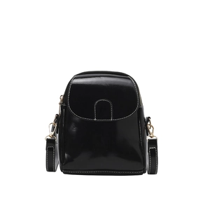 Petit sac bandoulière tendance en cuir verni noir avec coutures blanches et dorures