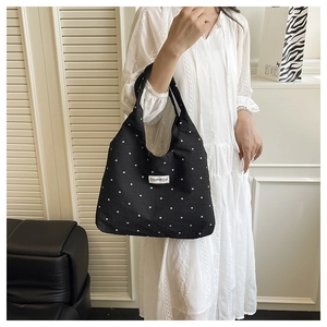 Détail du sac cabas noir à pois blancs avec écusson logo Creative Cat en tissu