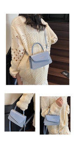 Vues détaillées du sac bandoulière bleu clair avec texture tissée et bandoulière