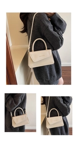 Détail du sac carré beige montrant la texture tissée, le logo doré et le cuir lisse