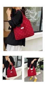 Trois vues d'un sac cabas en toile rouge à fleurs montrant les styles épaule et main