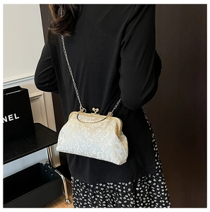 Détail de broderie florale crème et fermoir perle sur sac jacquard vintage rétro