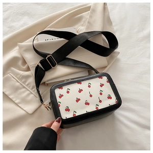 Bolso bandolera cuadrado con estampado de cerezas, correa ancha y herrajes dorados