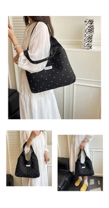 Détail du cabas en toile noire avec motif floral et étiquette Creative Cat cousue