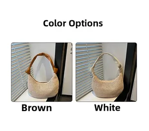 Detailsicht der gewebten Hobo-Tasche mit braunen und weißen Lederriemen im Vergleich
