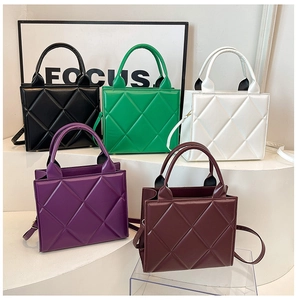 Détail de cinq sacs cabas matelassés colorés avec poignées et bandoulières