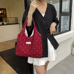 Sac fourre-tout minimaliste en toile rouge à fleurs avec étiquette créative pour femmes