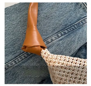 Detail der handgewebten beigen Tasche mit braunem Lederriemen und einzigartigem Knotendesign