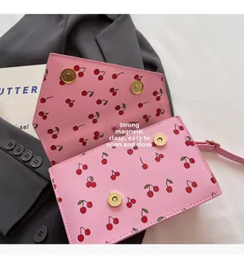 Vue détaillée du sac rose à imprimé cerise avec double fermeture magnétique pratique