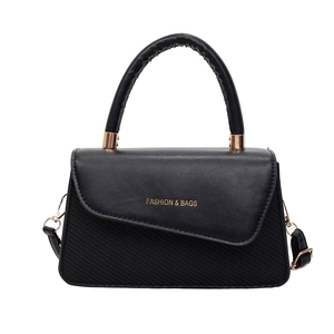 Sac bandoulière noir élégant avec lettrage doré et poignée en cuir véritable