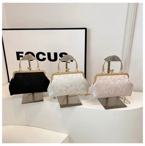 Détails de sacs rétro en jacquard floral avec chaînes dorées disponibles en trois couleurs