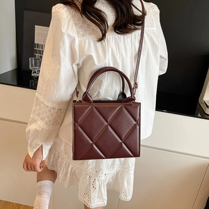 Sac fourre-tout matelassé rouge bordeaux avec anses et bandoulière amovible pour femmes
