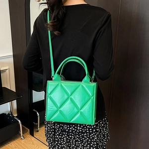Sac fourre-tout vert vif matelassé à losanges avec bandoulière pour femme