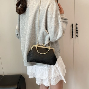 Sac à main noir texturé classique avec cadre en métal doré et bandoulière en chaîne