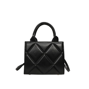 Sac fourre-tout matelassé noir au design géométrique avec bandoulière