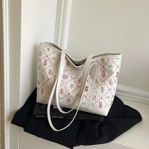 Quilted tote bag with strawberry and bear prints, high capacity shoulder bag for women