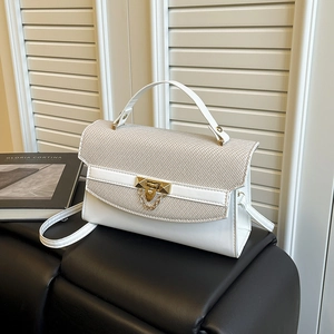 Borsa Kelly moderna in pelle bianca e tessuto intrecciato beige con fibbia dorata