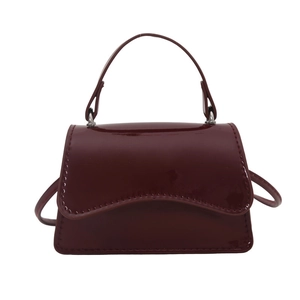 Modische burgunderrote Lackleder-Handtasche mit Glanzeffekt und Schultergurt