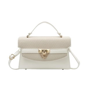 Elegante borsa Kelly bicolore con patta intrecciata e dettagli in metallo dorato