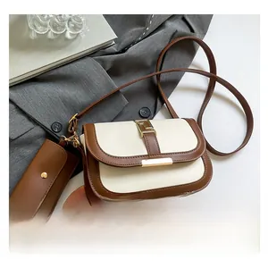 Detail der minimalistischen Satteltasche mit Ledernähten und geometrischem Metallelement