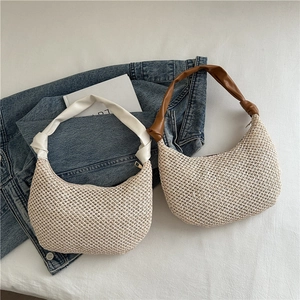Minimalistische gewebte Stroh-Hobo-Taschen in Mondform mit robusten PU-Lederriemen